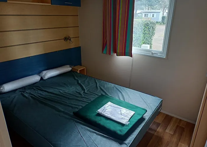 Camping Mobil Confort 3 Pour 6 Personnes - Idéal Puy Dufou F007 *